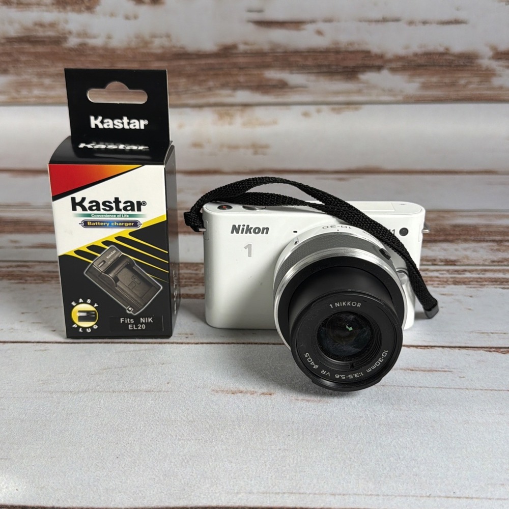 Nikon 1 J1 10.1MP Mirrorless Camera White Straps Battery Charger Used